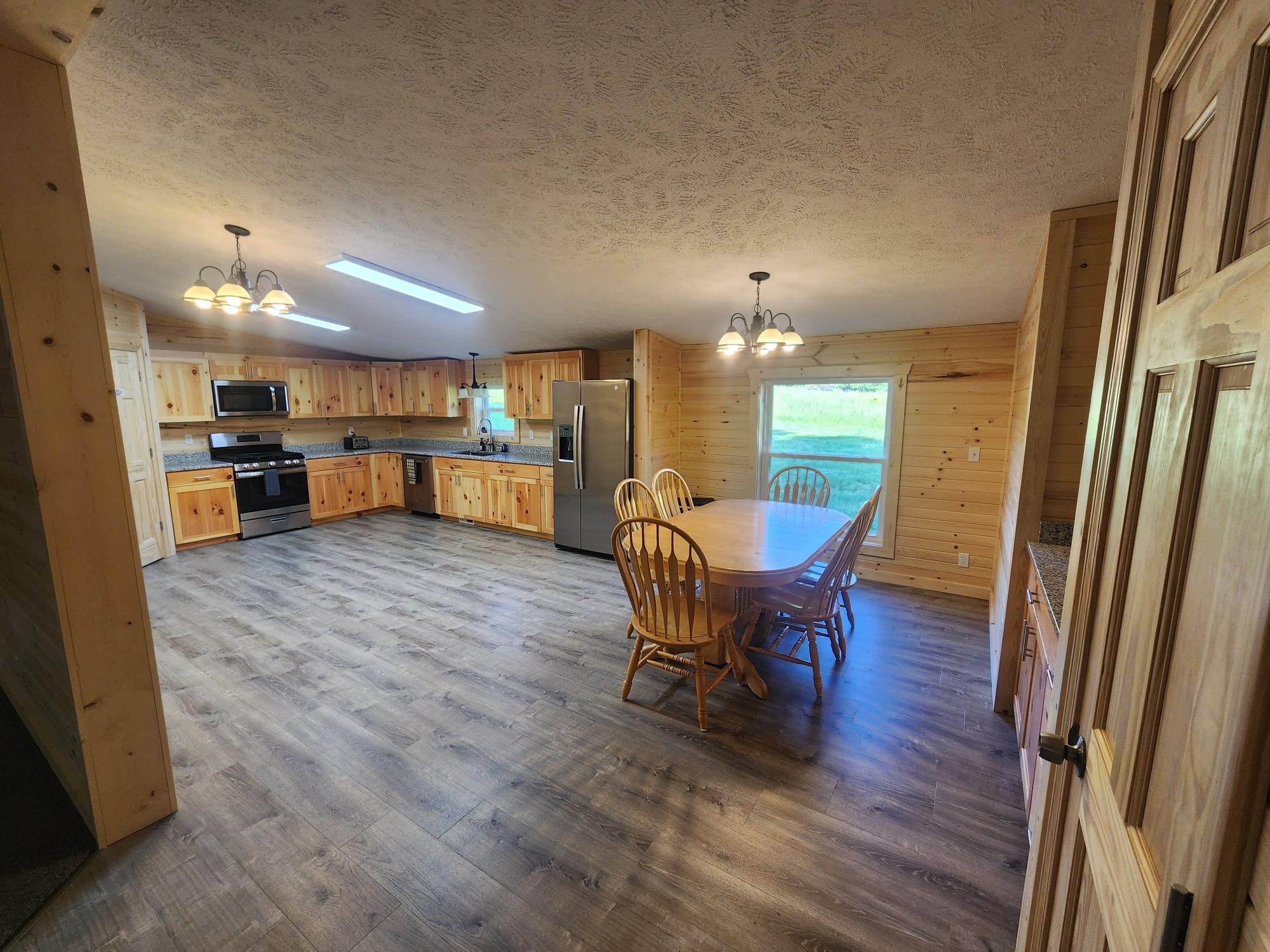 Kitchen & Dining Area